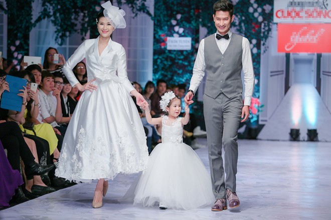 Huy Khanh Mac Anh Thu mang con gai len san catwalk